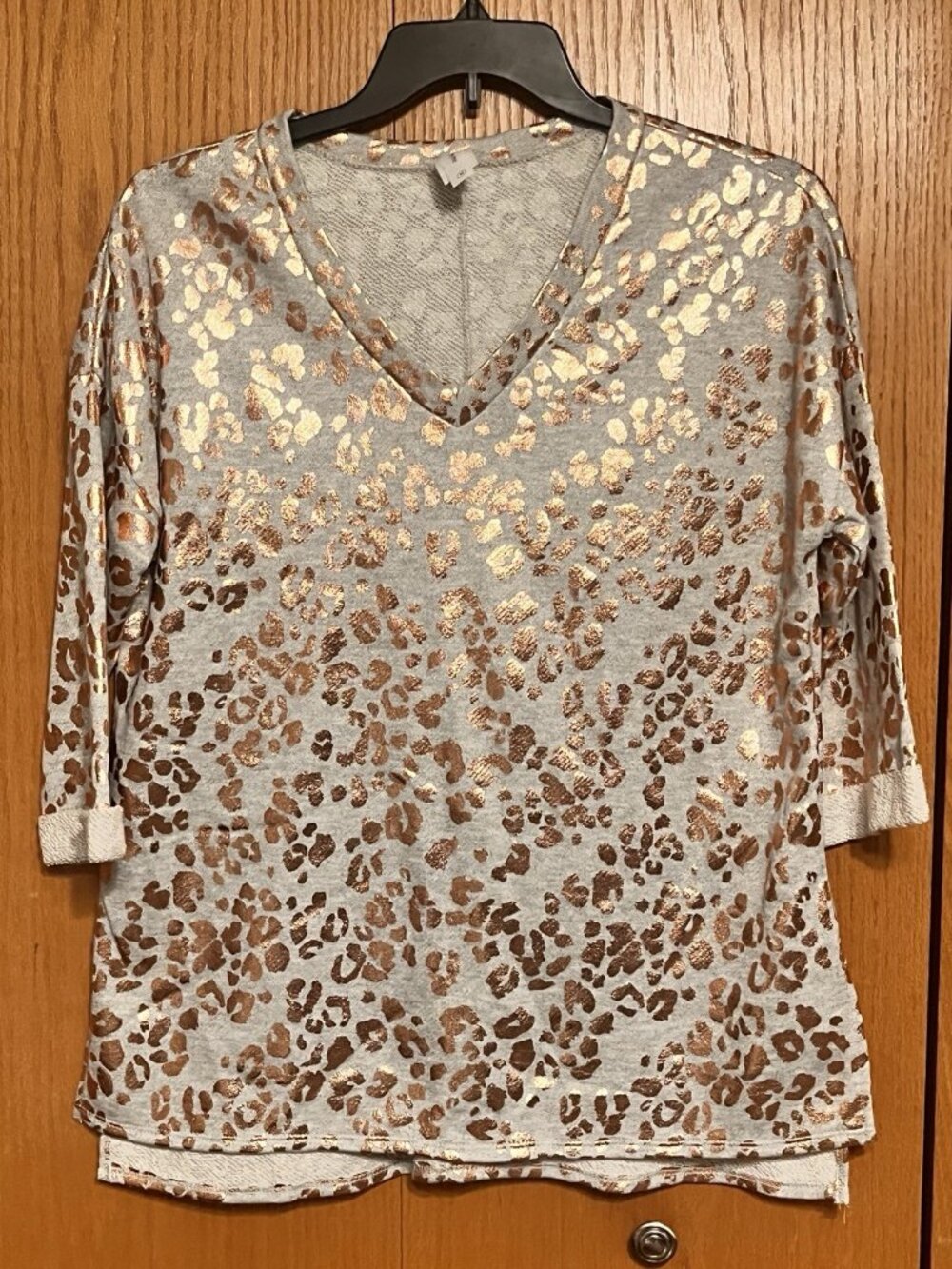 Honeyme Rose Gold Leopard Print V-Neck Top with 3/4 cuffed Sleeves Women's M